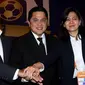 Ketua Umum PSSI periode 2023-2027 Erick Thohir (tengah) bersama Wakil Ketua Umum PSSI ll Zainudin Amali (kiri) dan Wakil Ketua Umum PSSI l Ratu Tisha (kanan) bertumpu tangan saat Kongres Luar Biasa Persatuan Sepak Bola Seluruh Indonesia (KLB PSSI) 2023 di Jakarta, Kamis (16/2/2023). Dalam kongres itu, Erick Thohir resmi terpilih sebagai Ketua Umum PSSI sementara Zainudin Amali serta Ratu Tisha terpilih sebagai Wakil Ketua Umum PSSI I dan II untuk kepengurusan PSSI periode 2023-2027. (Liputan6.com/Herman Zakharia)