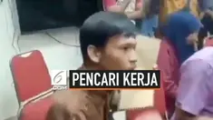 Seorang pria menahan tangis saat dirinya mencurahahkan isi hatinya tentang sulitnya mendapatkan pekerjaan. Itu semua ia luapkan di depan pejabat daeraah di ruang bupati Dinas Ketenagakerjaan Karawang.