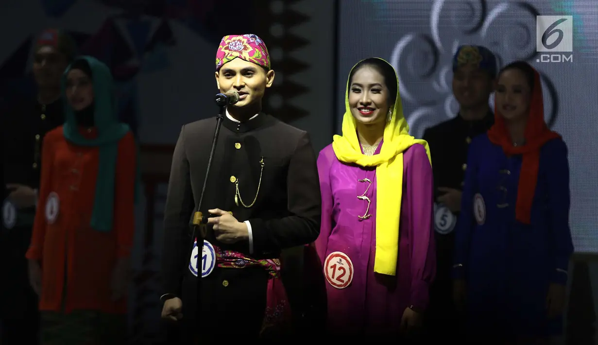 Pasangan finalis tampil dalam ajang pemilihan Abang None Jakarta 2017 di Central Park, Jakarta, Jumat (15/07). (Liputan6.com/Herman Zakharia)
