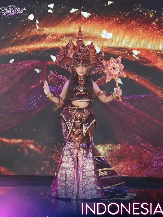 Millen membawakan kostum nasional yang terinspirasi dari Dewi Suhita, Raja ke-6 Kerajaan Majapahit yang bergelar Ratu Ayu Kencono Wungu.