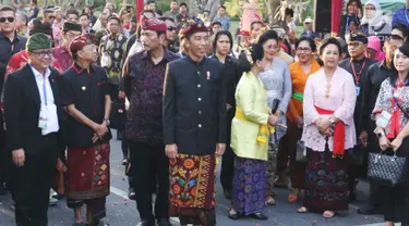 Presiden Joko Widodo dan Ibu Negara Iriana tiba menghadiri Karnaval Budaya Bali di kawasan Nusa Dua, Bali, Jumat (12/10). Karnaval tersebut untuk mengenalkan kepada delegasi  IMF - WB Group 2018 tentang budaya Bali. (Liputan6.com/Angga Yuniar)