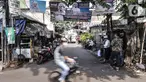 Pesepeda melintas di depan Jalan Petamburan III, Tanah Abang, Jakarta, Senin (9/11/2020). Jelang kedatangan Imam Besar FPI Habib Rizieq Shihab, warga dan anggota FPI dari berbagai daerah mulai mempersiapkan penyambutan dengan atribut, poster, dan baliho. (merdeka.com/Iqbal S. Nugroho)