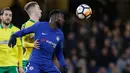 Pemain Chelsea Tiemoue Bakayoko berebut bola dengan pemain Norwich City James Maddison pada laga ulangan babak ketiga Piala FA di Stadion Stamford Bridge, Rabu (17/1). Chelsea melaju ke babak keempat Piala FA lewat kemenangan dramatis. (AP/Alastair Grant)
