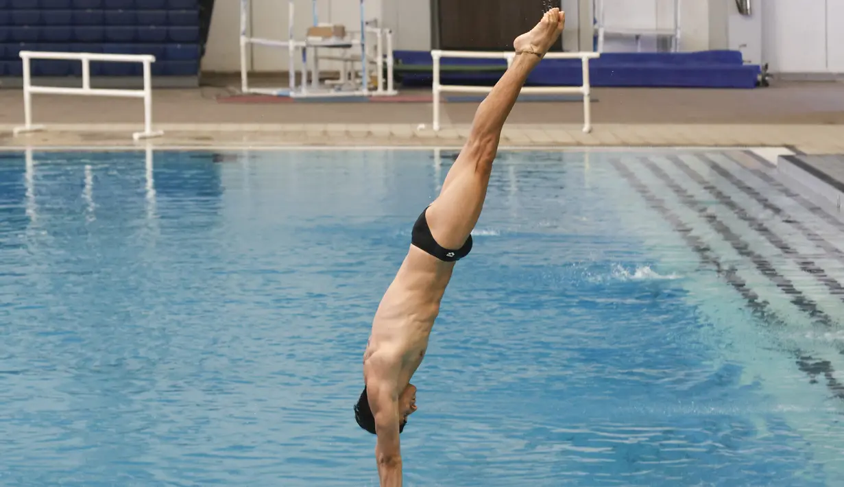 <p>Sebagai penyelam 10 meter terkemuka, Diego Balleza terbiasa mengenakan pakaian renang kecil yang memamerkan tubuhnya. (AP Photo/Jorge Mendoza)</p>