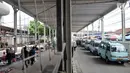 Sejumlah angkot dan pedagang kaki lima (PKL) mangkal di bawah Skybridge Tanah Abang, Jalan Jatibaru, Jakarta, Selasa (23/10). Belum selesainya pembangunan skybridge menyebabkan banyak PKL dan angkot mangkal di Jalan Jatibaru. (Merdeka.com/Iqbal Nugroho)