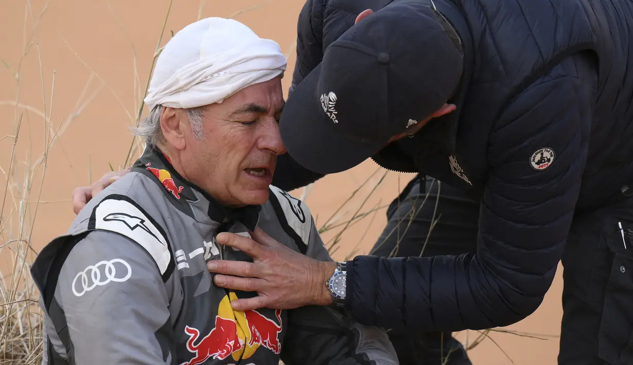 Ayah dari pebalap F1, Carlos Sainz Jr itu sempat dilarikan ke rumah sakit terdekat menggunakan helikopter. Ia mengeluhkan tubuh bagian kanannya sakit. (AFP/Franck Fife)