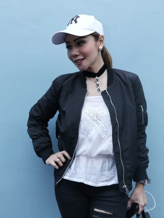 "Sebenarnya itu emang bisnis punya Vicky, tetapi host utamanya ya Femmy karena kita memang dekat jadi dia panggil Femmy untuk host utamanya. Tapi Femmy nggak ada ikut campur bisnis itu kok," jelasnya. (Galih W. Satria/Bintang.com)