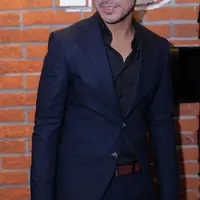 "Gue tinggal pakai topeng, dia (Morgan) pakai tameng. Jadi Iron Man vs Captain Amerika tuh, civil war, hahaha," seloroh Giring Nidji, di CGV Blitz, Grand Indonesia, Jakarta Pusat, Senin (27/6/2016). (Andy Masela/Bintang.com)