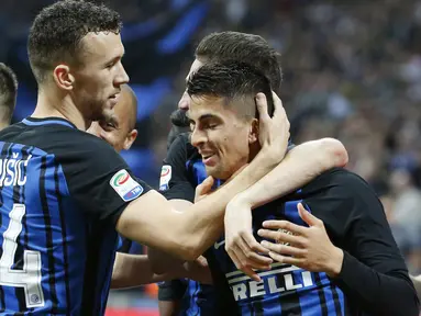 Para pemain Inter Milan merayakan gol Joao Cancelo saat melawan Cagliari pada lanjutan Serie A di San Siro stadium, Milan, (17/4/2018). Inter menang 4-0. (AP/Antonio Calanni)