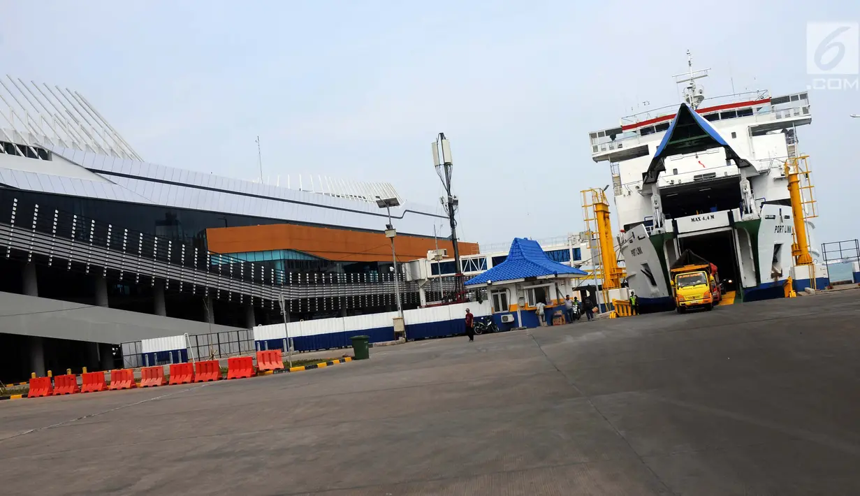 Kapal penyeberangan sandar di Pelabuhan Eksekutif Sosoro, Merak, Banten, Minggu (2/6/2019). ASDP membuka terminal penyeberangan eksekutif yang menyatu dengan tempat perbelanjaan dengan tarif naik kapal sebesar Rp 50.000 untuk dewasa dan Rp 34.000 untuk anak-anak. (Liputan6.com/Helmi Fithriansyah)