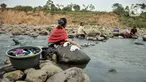 Warga mencuci pakaian di Sungai Cipamingkis, Desa Jagaita, Jonggol, Kabupaten Bogor, Jawa Barat, Kamis (29/7/2021). Warga setempat terpaksa memanfaatkan Sungai Cipamingkis untuk mandi dan mencuci pakaian meski aliran mulai mengering. (merdeka.com/Iqbal S. Nugroho)