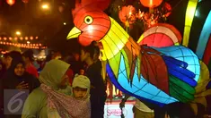 Warga berkunjung ke kawasan Pasar Gedhe Surakarta untuk merayakan  tradisi Grebeg Soediro, Sabtu (28/01). Grebeg Soediro adalah  tradisi  tahunan alkuturasi  budaya  Jawa dan  Cina. (Liputan6.com/Gholib)  