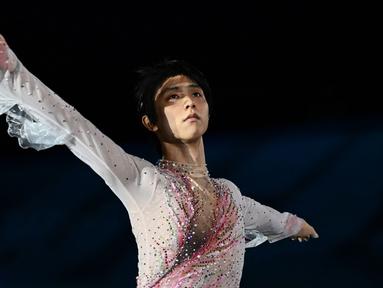 Yuzuru Hanyu merupakan seorang atlet figure skating asal Jepang yang memutuskan untuk pensiun pada Selasa (19/07/2022). (AFP/Anne-Christine Poujoulat)