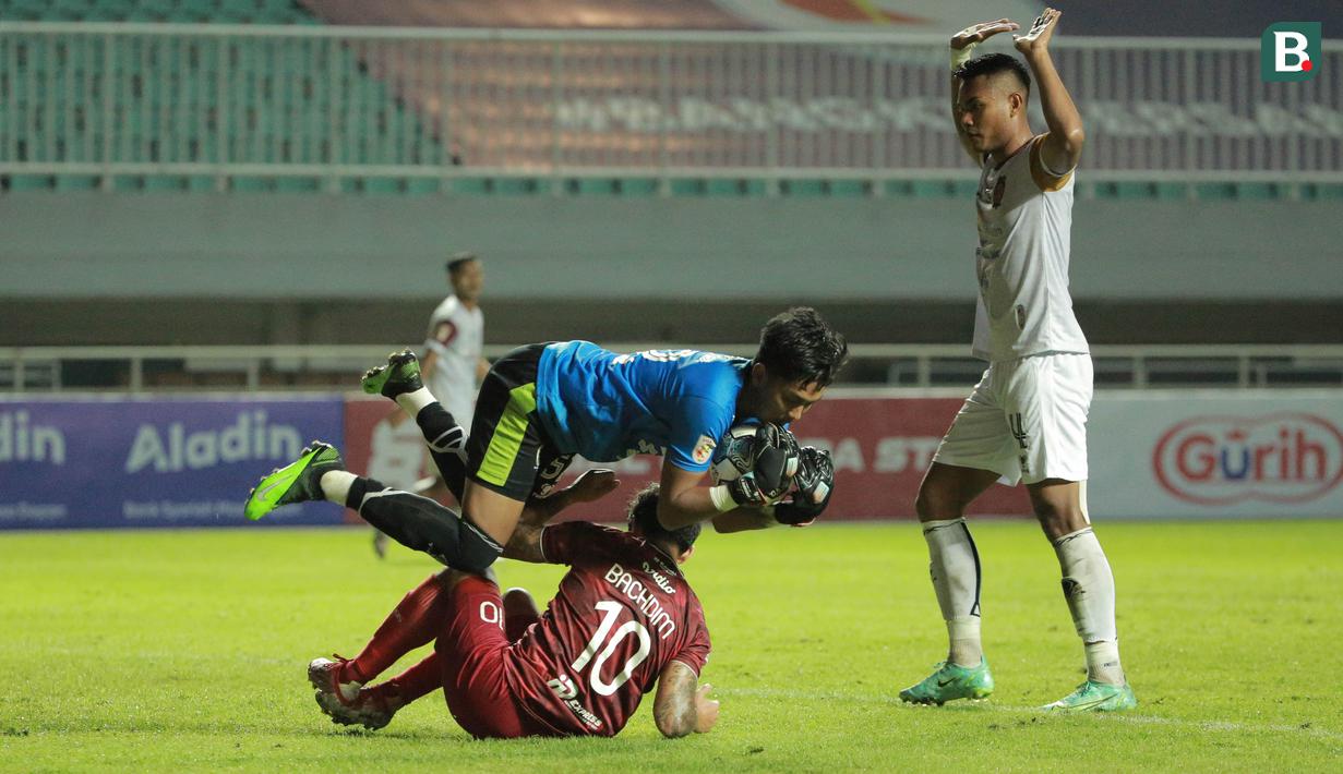 Persis Solo juga tak mau kalah. Irfan Bachdim sempat mengancam gawang Sriwijaya FC. Namun, Rizky Darmawan lebih sigap untuk mengamankan bola. (Bola.com/M Iqbal Ichsan)