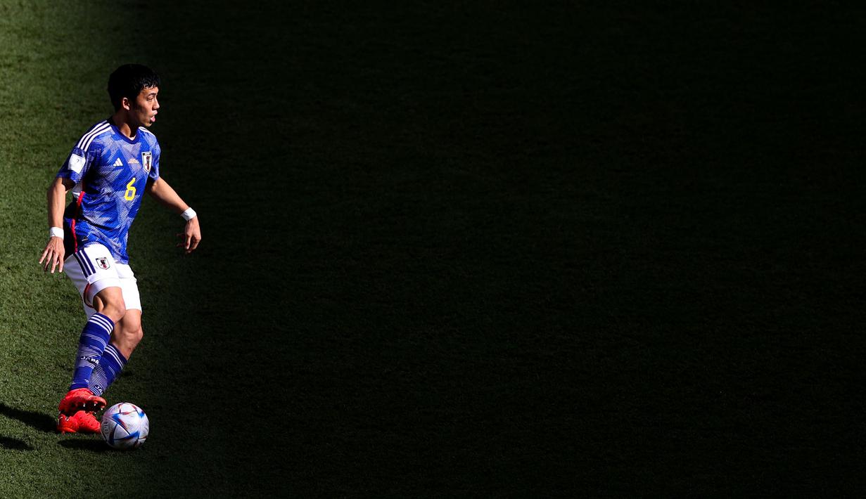 Pemain Timnas Jepang, Wataru Endo mengontrol bola saat laga Grup E Piala Dunia 2022 melawan Kosta Rika di Ahmad Bin Ali Stadium, Al-Rayyan, Qatar, 27 November 2022. (AFP/Adrian Dennis)