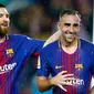 Penyerang Barcelona, Paco Alcacer (kanan) melakukan selebrasi dengan Lionel Messi usai mencetak gol ke gawang Sevilla pada La Liga Spanyol di Camp Nou, Barcelona, Spanyol, (4/11). Alcacer mencetak dua gol dipertandingan ini. (AP Photo/Manu Fernandez)
