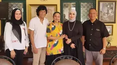 Angelina Sondakh membagikan momen bertakziah ke rumah duka Marissa Haque. Di sana ia disambut oleh keluarga Ikang Fawzi, termasuk putri mendiang yaitu Bella Fawzi. Dalam foto ini, tampak Ikang yang sudah bisa tersenyum setelah kemarin menangis tanpa henti atas kepergian sang istri. (Liputan6.com/IG/@angelinasondakh09)