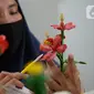 Perajin bunga sabun, Irniyuniati membuat bunga mawar dari sabun batangan di Perumahan Bukit Indah, Ciputat, Tangerang Selatan, Jumat (2/10/2020). Pemerintah berharap terhadap UMKM tetap berproduksi di tengah pandemi covid-19 untuk bisa memulihkan perekonomian nasional. (merdeka.com/Dwi Narwoko)