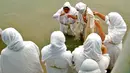 Pengikut agama Sabean Mandaean melakukan ritual di Sungai Tigris saat perayaan Banja atau Pesta Kreasi, Baghdad, Irak, Senin (15/3/2021). Sabean Mandaean merupakan sekte pra-Kristen yang mengikuti ajaran Yohanes Pembaptis dari Alkitab. (AP Photo/Hadi Mizban)
