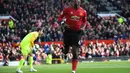 Selebrasi gol pertama Paul Pogba lewat eksekusi penalti pada laga lanjutan Premier League yang berlangsung di Stadion Old Trafford, Minggu (14/4). Man United menang 2-1 atas West Ham. (AFP/Paul Ellis)