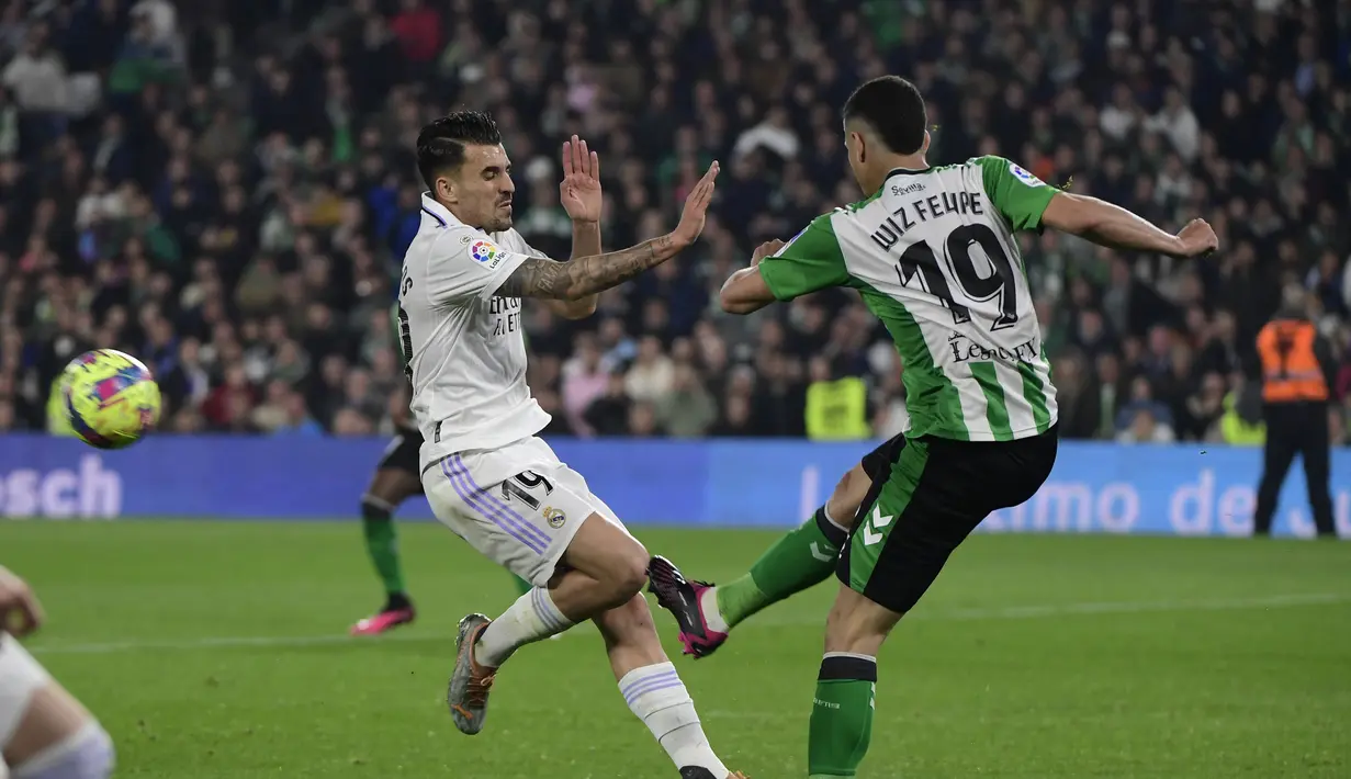 Bek Real Betis, Luiz Felipe (kanan) berebut bola dengan gelandang Real Madrid, Dani Ceballos selama pertandingan La Liga Spanyol di stadion Benito Villamarin di Seville, Senin (6/3/2023). Hasil ini membuat Madrid tertahan di peringkat kedua LaLiga dengan 53 poin dari 24 pertandingan. (AFP/CRISTINA QUICLER)