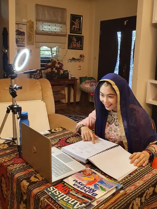 Viral Guru Pakai Pakaian Daerah Setiap Mengajar Online, Ini 6 Potretnya