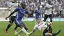 Pemain Chelsea, Victor Moses melepaskan tembakan saat dihadang pemain Tottenham, Eric Dier pada laga semifinal Piala FA di Wembley stadium, London, Sabtu (22/4/2017). Chelsea menang 4-2. (AP/Tim Ireland)