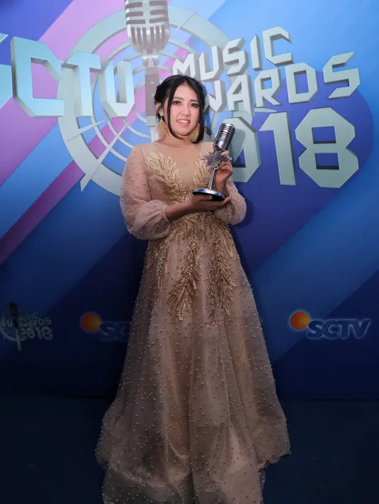 Dalam kategori Penyanyi Dangdut Paling Ngetop, penyanyi kelahiran 26 tahun silam itu berhasil mengalahkan para pesaingnya yang lebih senior, Ayu Ting Ting, Inul Daratista, Lesti, dan Zaskia Gotik. (Adrian Putra/Bintang.com)