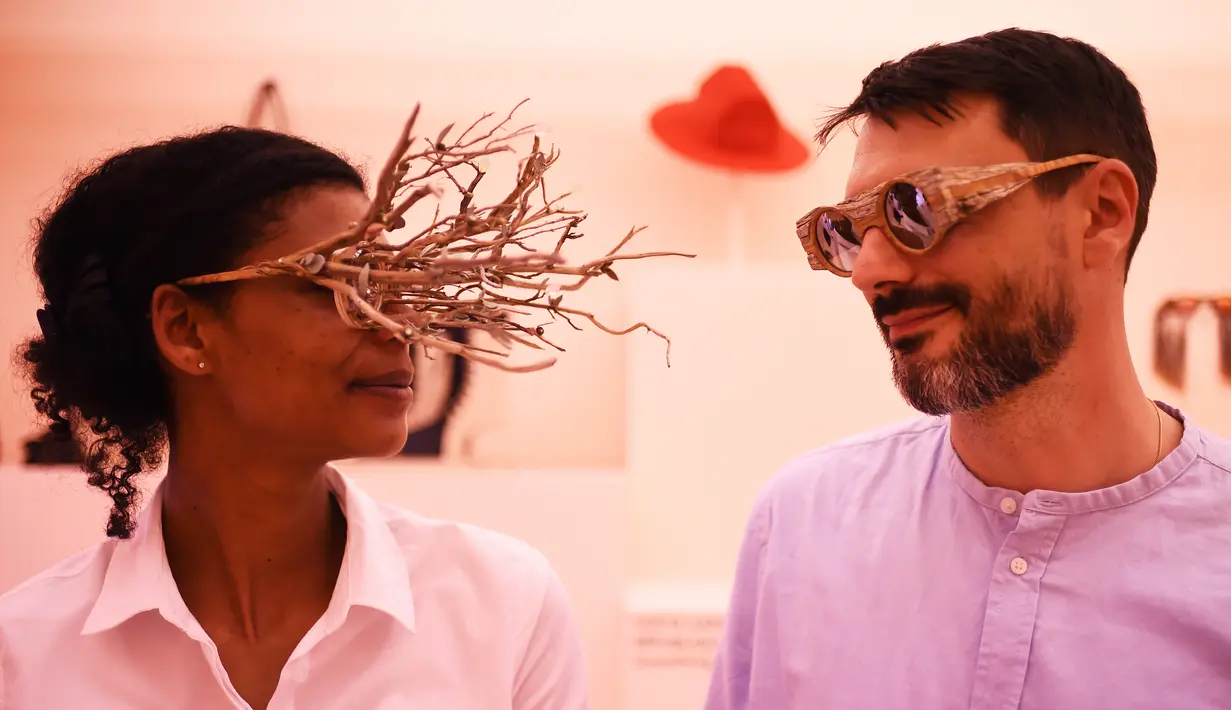 Tampilan kacamata unik karya Perancang asesoris asal Prancis Sandrine Paskusz-Koffi saat Hyères International Festival of Fashion and Photography 2017, Prancis, Jumat (28/4). (AFP PHOTO / ANNE-CHRISTINE POUJOULAT)