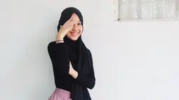 Warna hitam merupakan warna hitam yang cocok dipadukan dengan beragam warna lainnya. Oleh karenanya tak heran jika hitam menjadi warna favorit banyak orang, begitu juga dengan Adiba Khanza. Menilik dari laman Instagramnya, kakak Abidzar ini sering terlihat mengenakan hijab warna hitam, mulai dari pashmina sampai hijab segi empat. (Liputan6.com/IG/@adiba.knza)