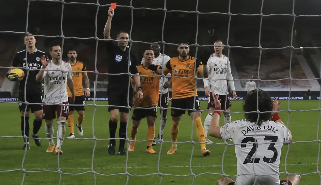 Bek Arsenal, David Luiz (23) mendapat kartu merah saat bertandang ke markas Wolverhampton Wanderers pada pekan ke-22 Liga Inggris di stadion Mollineux, Rabu (3/2/2021) dini hari WIB. Arsenal harus pulang dengan tangan hampa usai kalah 1-2 atas Wolverhampton. (Nick Potts/Pool via AP)