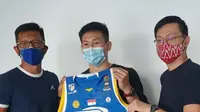 Abraham Damar Grahita resmi direkurt oleh Prawira Bandung. (Bola.com/Erwin Snaz)