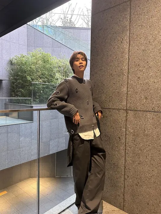 Gaya OOTD kasual Johnny satu ini juga bisa dijadikan sebagai inspirasi. Meski memakai kemeja dan celana kain, namun sweater yang digunakan menampilkan kesan santai. (Liputan6.com/IG/@johnnyjsuh)