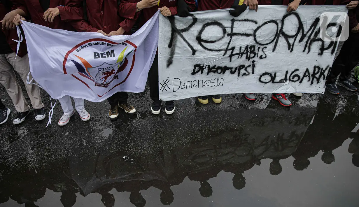Aliansi BEM Seluruh Indonesia (BEM SI) membentangkan spanduk saat aksi peringatan evaluasi 2 tahun Kabinet Indonesia Maju di Kawasan Patung Kuda, Jakarta, Kamis (21/10/2021). Aksi itu bentuk penyampaian aspirasi dan kritik atas kinerja pemerintahan Jokowi - Ma'ruf Amin. (Liputan6.com/Faizal Fanani)