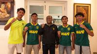 Empat pemain muda Persebaya, Wahyu Agung Drajat, Fernando Pamungkas, I Gede Aditya, dan I Gusti Rendy, masuk Garuda Select III yang bakal melakoni serangkaian agenda di Inggris. (Bola.com/Aditya Wany)