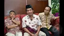 Direktur Eksekutif Lingkar Madani Indonesia (LIMA) Ray Rangkuti (tengah) saat memberikan penjelasan bersama aktivis dari Koalisi Masyarakat Sipil anti Kriminalisasi KPK di Gedung Wantimpres, Jakarta, Jumat (30/1/2015). (Liputan6.com/Faizal Fanani)