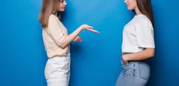 Mendengarkan cerita teman adalah bentuk perhatian, tetapi hubungan yang sehat juga memberi ruang bagi kedua belah pihak untuk saling didengar. (Foto/Dok: Magnific)
