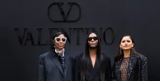 Valentino meramaikan Paris Fashion Week dengan koleksi apiknya untuk Spring/Sumer 2023. Bertajuk Unboxing, koleksi Valentino kali ini menampilkan masa depan fashion dengan nuansa monokrom (Valentino)