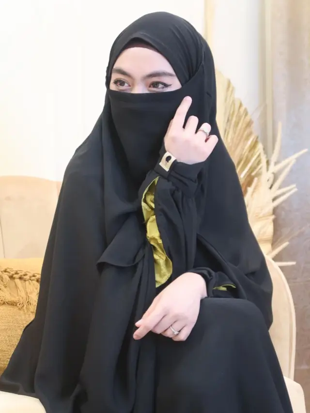 6 Potret Shindy Putri Kakak Ria Ricis Pakai Cadar, Makin Anggun