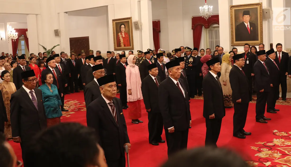 Sejumlah tokoh nasional menghadiri upacara pemberian tanda kehormatan di Istana Negara, Jakarta, Kamis (15/8/2019). Dalam rangka peringatanHUT ke-74 RI, Presiden memberikan gelar tanda kehormatan Bintang Mahaputra Utama dan Bintang Jasa Utama kepada 29 orang. (Liputan6.com/Angga Yuniar)