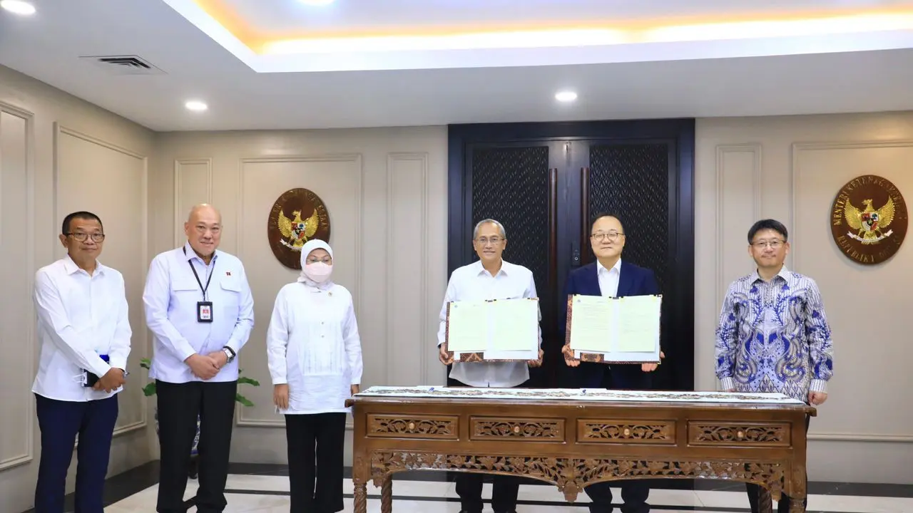 Menteri Ketenagakerjaan, Ida Fauziyah menyaksikan penandatanganan Memorandum of Understanding (MoU) terkait peningkatan kompetensi tenaga kerja melalui program pelatihan vokasi