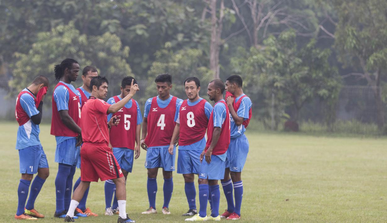 Pelatih Semen Padang, Nil Maizar, memberikan pengarahan kepada anak asuhnya saat latihan jelang laga final Piala Jenderal Sudirman melawan Mitra Kukar di Lapangan Sutasom, Jakarta, Jumat (22/1/2016). (Bola.com/Vitalis Yogi Trisna)
