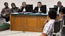 Kuasa hukum Romi Herton dan Masyitoh bertanya pada saksi saat menjalani sidang lanjutan di Pengadilan Tipikor, Jakarta, Kamis (4/12/2014). (Liputan6.com/Miftahul Hayat)