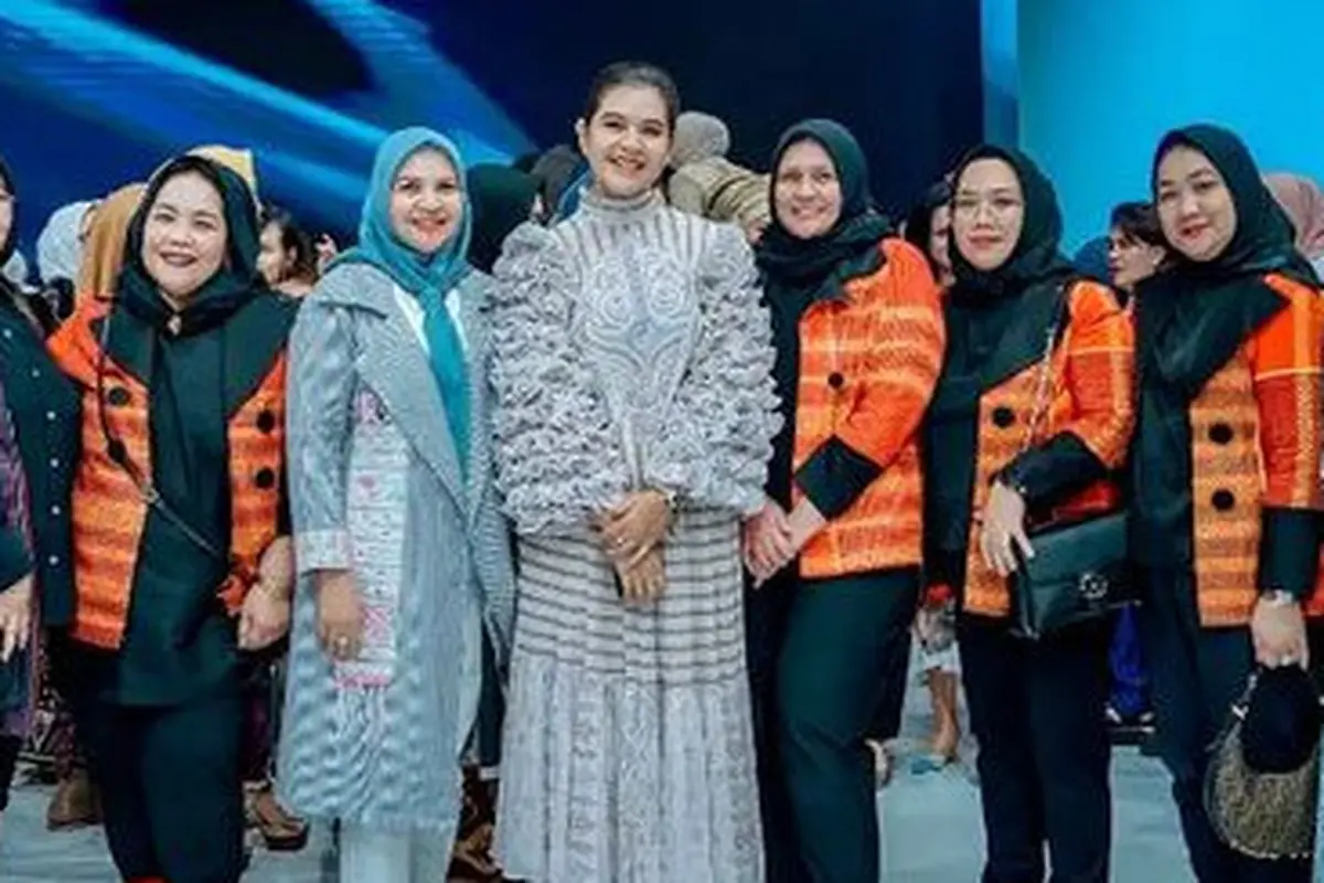 Kahiyang Ayu Hadir di Indonesia Fashion Week