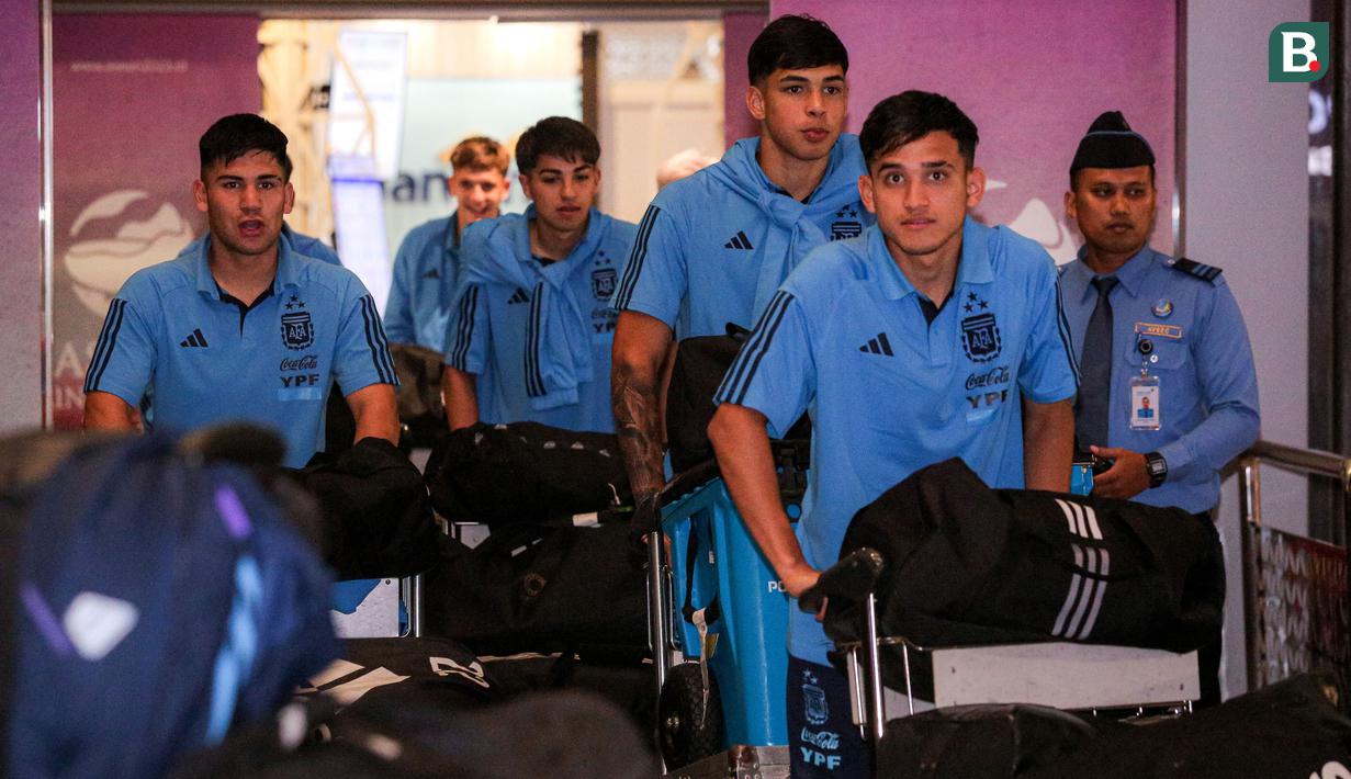 Sejumlah pemain Timnas Argentina U-17 berjalan keluar dari Terminal 3 Bandara Soekarno Hatta, Tangerang, Banten, Rabu (1/11/2023). Pesawat yang ditumpangi Timnas Argentina U-17 mendarat pada pukul 18.00 WIB. (Bola.com/Bagaskara Lazuardi)
