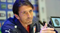 Gaya kiper utama Italia Gianluigi Buffon di sesi konferensi pers di pusat latihan timnas di Coverciano, Florence, 30 Mei 2012, jelang Euro 2012. AFP PHOTO / GIUSEPPE CACACE