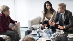 Kanselir Jerman Angela Merkel (kiri) menerima kunjungan aktor AS, George Clooney dan istrinya, Amal Alamuddin di Berlin, Jerman, Jumat (12/2). Pertemuan keduanya guna membahas krisis pengungsi di Eropa. (REUTERS/Bundesregierung/Guido Bergmann)