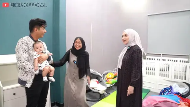 Ria Ricis dan Teuku Ryan mendapatkan hadiah dari Istri Sule