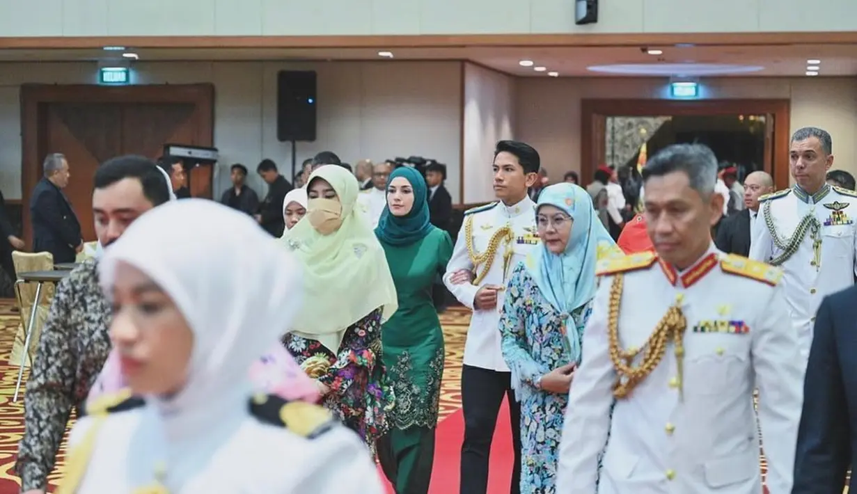 Tampilan santun Anisha Rosnah dilengkapi dengan rok panjang hijau polos dan hijab berwarna senada [@tehfirdaus]