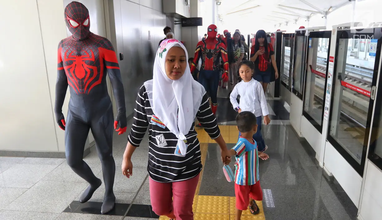 Para Spider-Man yang tergabung dalam komunitas Spider-Verse Indonesia turun dari kereta api ringan atau Light Rail Transit (LRT) di kawasan Jakarta, Minggu (21/7/2019). Dalam aksinya, mereka melakukan penggalangan dana untuk donasi anak penderita hydrocephalus. (Liputan6.com/Johan Tallo)